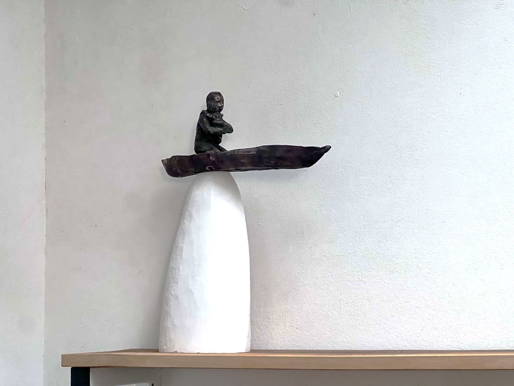 bronasta skulptura s figuralno kompozicijo starša in otroka, z marmornim podstavkom
